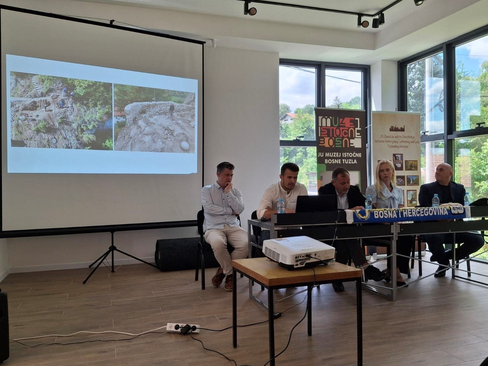 Održana prezentacija rezultata i pokretnog arheološkog materijala otkrivenog tokom istraživanja Starog grada Teočaka u periodu: 2024-2025. godina
